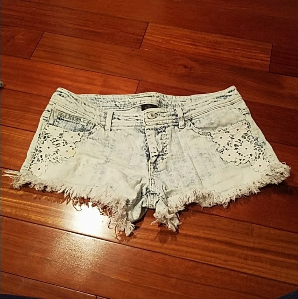 APPLIQUÉ JEAN SHORTS
